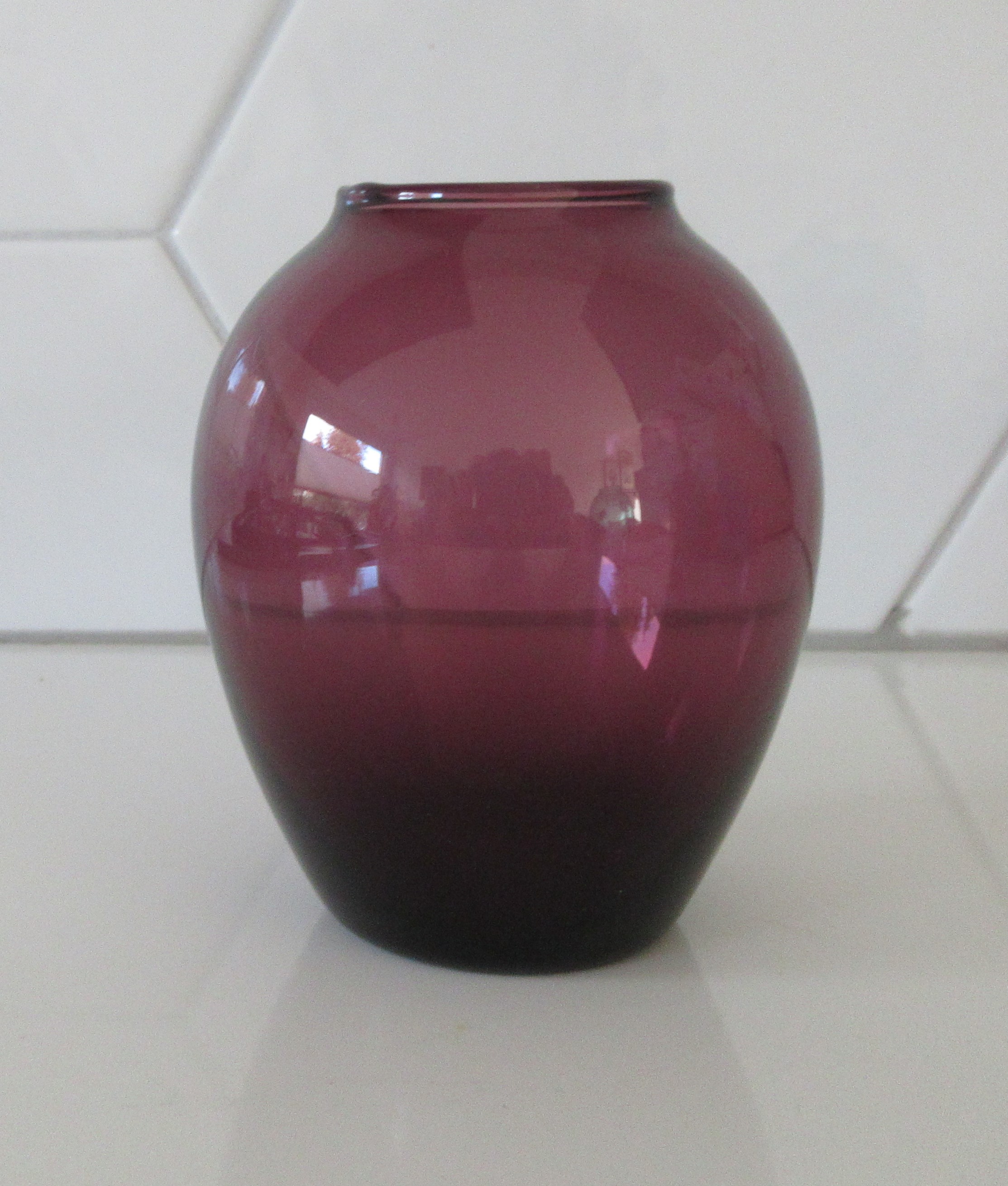 Niet of onleesbaar gesigneerd - Mooi zeegroen en amethyst kleurige glazen vaasjes kopen? Bied vanaf 1!