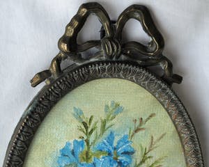 Niet of onleesbaar gesigneerd - Miniatuur bloemstilleven in bronzen lijstje , olieverf , “Blue Leschenaultia“ kopen? Bied vanaf 1!