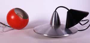 Niet of onleesbaar gesigneerd - Twee 70's lampen verkocht voor € 1!