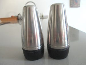 Alessi - Een peper en zoutvaatje, een melk-kannetje en een suikerpotje van Alessi kopen? Bied vanaf 12!