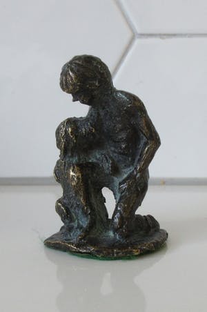 Niet of onleesbaar gesigneerd - Bronzen beeldje van een jongemanen zijn hond kopen? Bied vanaf 10!