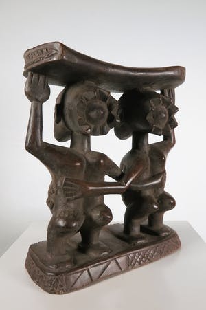 Luba - Gestoken hoofdsteun gedragen door twee vrouwfiguren kopen? Bied vanaf 1!