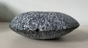 Niet of onleesbaar gesigneerd - Twee kunst keramische objecten kopen? Bied vanaf 1!