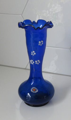 Niet of onleesbaar gesigneerd - Cobalt blauwe Boheems glazen kan en vaas kopen? Bied vanaf 10!