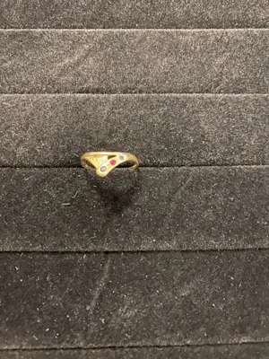 Geelgouden ring met robijn, saffier en smaragd kopen? Bied vanaf 80!