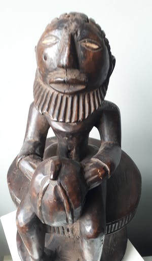 Dogon - Houten beeld van man op kruk met watervat kopen? Bied vanaf 30!