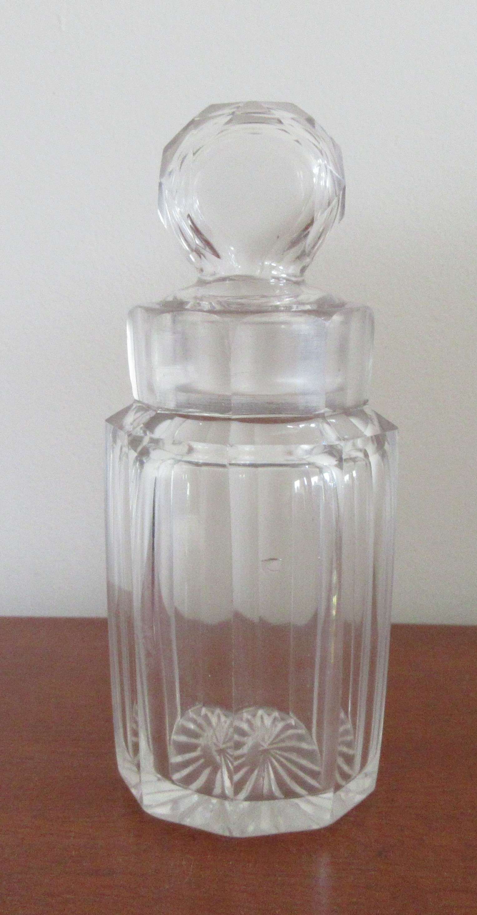 Niet of onleesbaar gesigneerd - Twee antieke 19e eeuwse geslepen kristallen azijn karafjes kopen? Bied vanaf 1!