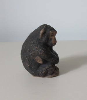 Tilgmans Keramik - Keramisch plastiekje van een zittende aap kopen? Bied vanaf 1!