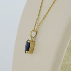 14k geel gouden collier met hanger bezet met saffier 0,70 ct - 45 cm lang kopen? Bied vanaf 150!
