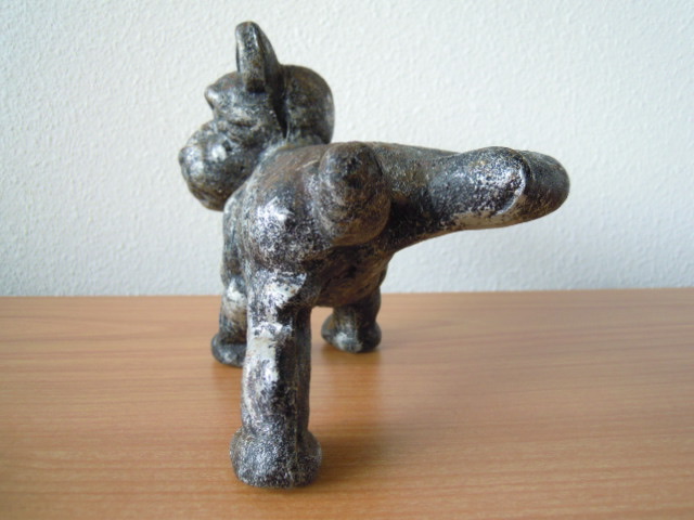 Niet of onleesbaar gesigneerd - Beeld van hond-zwaar massief gegoten metaal 2 KG - 15 x 17 cm kopen? Bied vanaf 1!