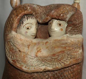 Heidi Daamen - Beeldje van keramiek , “2 Mensjes in een draagzak“ - gesigneerd - 1970 kopen? Bied vanaf 1!