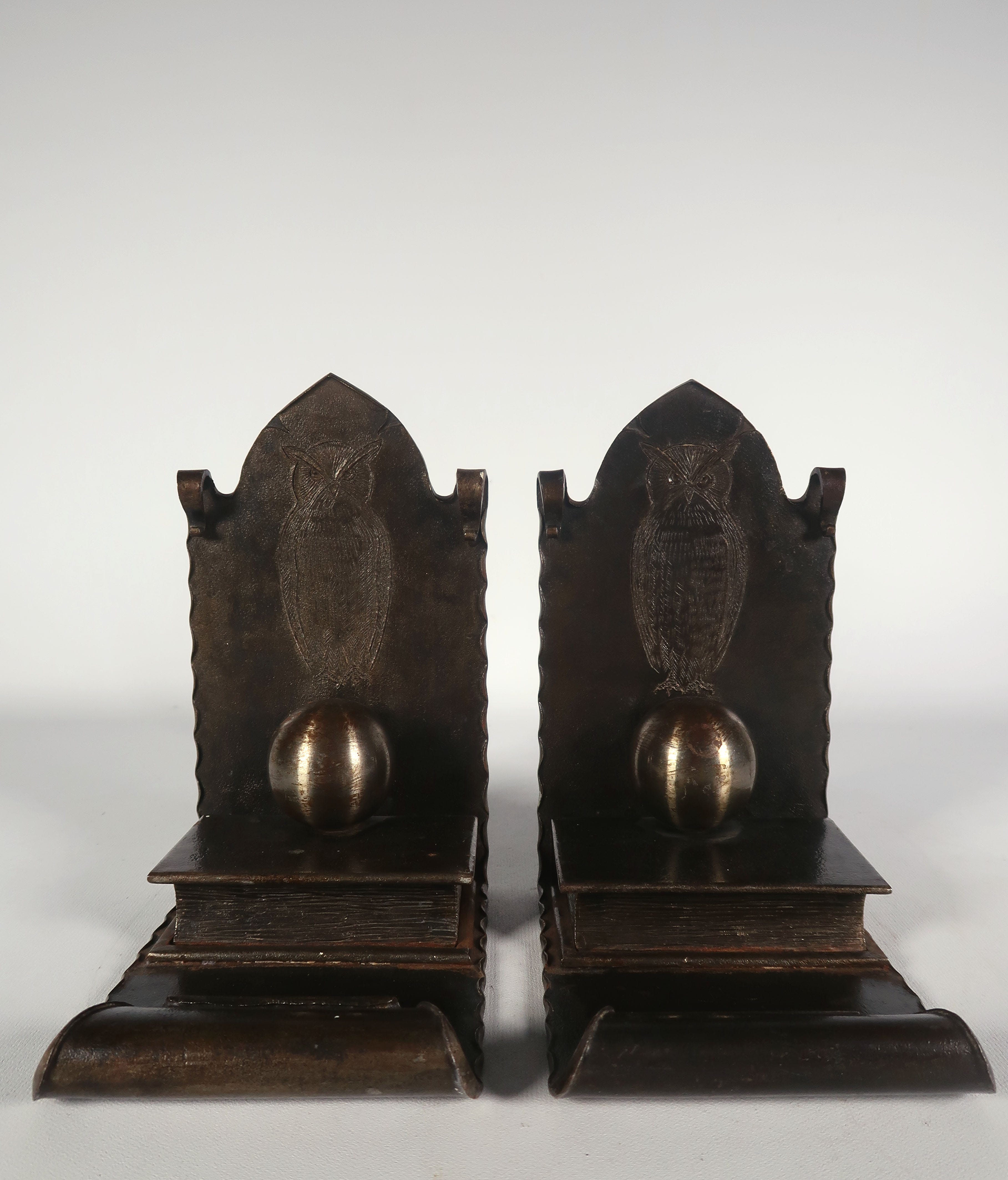 Nieuwe Kunst - Metaal, handgesmede boekensteunen met mooie decoratie van uilen kopen? Bied vanaf 1!