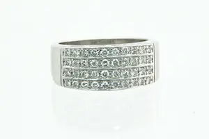 52 - Chique & massief wit-gouden 14Krt  pavé ring met ca 0.40crt briljant kopen? Bied vanaf 480!