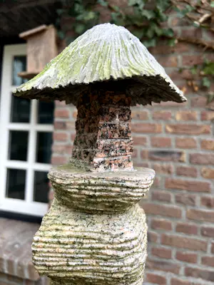 Rainer Fest - Japans huisje uit graniet gehouwen en op dunne granieten sokkel kopen? Bied vanaf 1000!