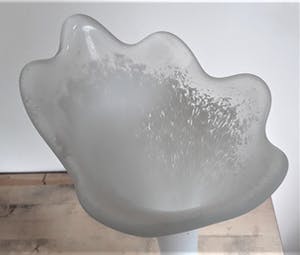 Curiosa - Handgeblazen design vaas/kunst sculptuur: vermoedelijk Fidrio met White Granulat kopen? Bied vanaf 1!