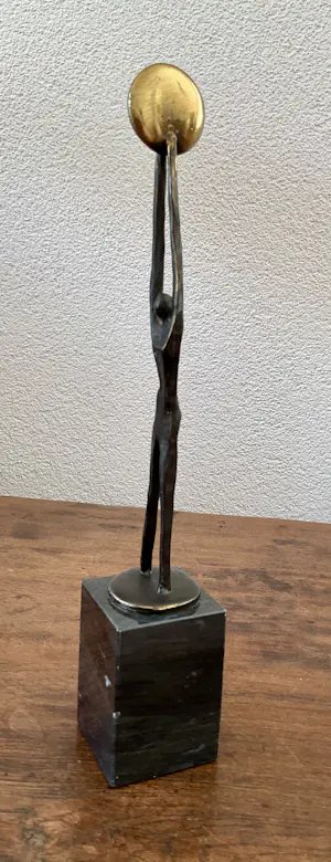 Corry Ammerlaan - Beeldje Samen op weg naar een zonnige toekomst, gesigneerd op sokkel kopen? Bied vanaf 30!
