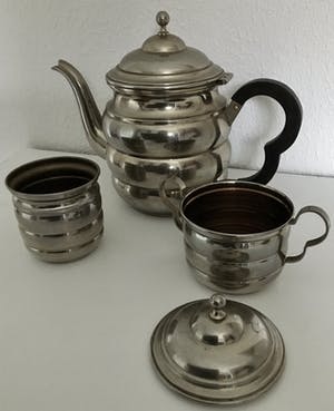 Niet of onleesbaar gesigneerd - Art Deco Style, consisting of teapot-milk jug-sugar bowl - Tin kopen? Bied vanaf 1!