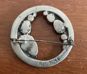 Eivind Hillestad - Vintage ‘70s handgemaakte tinnen broche kopen? Bied vanaf 28!