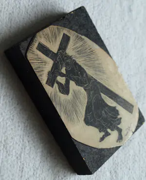 Klaas Pijlman - Linosnede en inkt , Christus met kruis kopen? Bied vanaf 20!