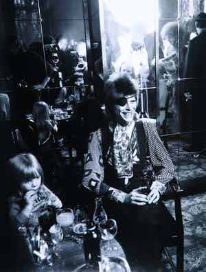 Nico Koster - Foto, Portret van David Bowie met zijn zoon in het Amstel Hotel in 1973 verkocht voor € 120!