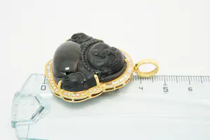 47- Grote 18kt gouden Buddha hanger met 1.40ct diamant (baquet + brilj) kopen? Bied vanaf 750!