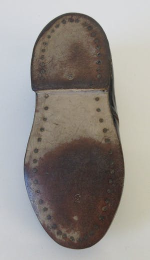 Curiosa - Twee antieke leren kinderschoenen voor een meisje kopen? Bied vanaf 1!