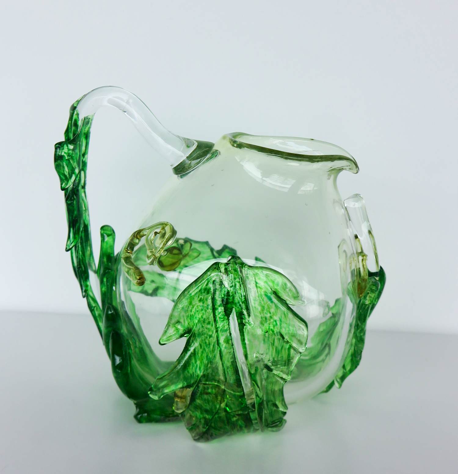 Ciel van Dooren - Studio de Oude Horn / Fraaie grote glazen schenkkan met bladmotief kopen? Bied vanaf 150!