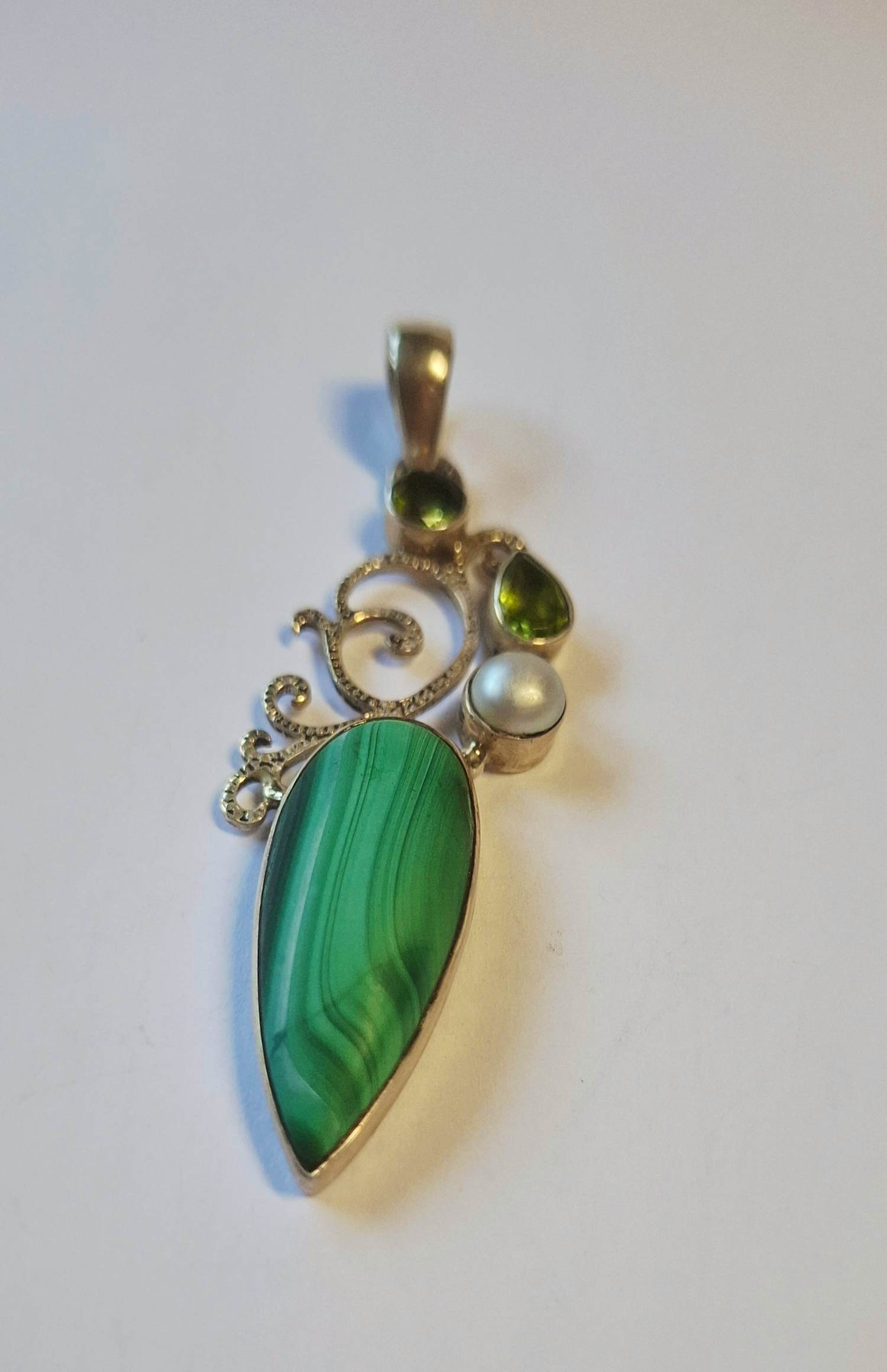 Buy Zilveren Hanger: ovale cabochon van fijn malachiet. Circa 1980 .? Bid from 50!