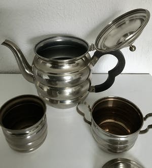 Niet of onleesbaar gesigneerd - Art Deco Style, consisting of teapot-milk jug-sugar bowl - Tin kopen? Bied vanaf 1!