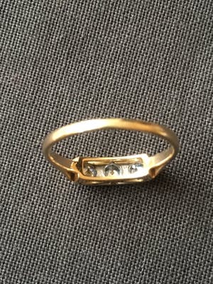 14K Goud - geelgouden vingage ring met drie stenen in witgouden zetting kopen? Bied vanaf 1!