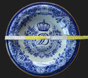 Porceleyne Fles - herdenkingsschotel 12,5 jaar huwelijk Bernhard en Juliana kopen? Bied vanaf 175!