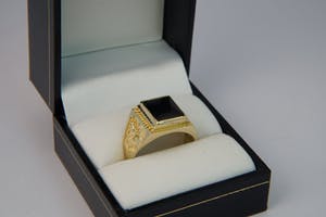 2548 -  geel-gouden Zegelring met cabochon geslepen zwarte steen - gekeurd kopen? Bied vanaf 280!