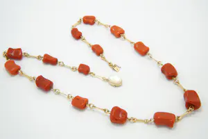 74 - Bijzonder vintage 14 karaats rosegouden halssieraad met bloedkoraal kopen? Bied vanaf 480!