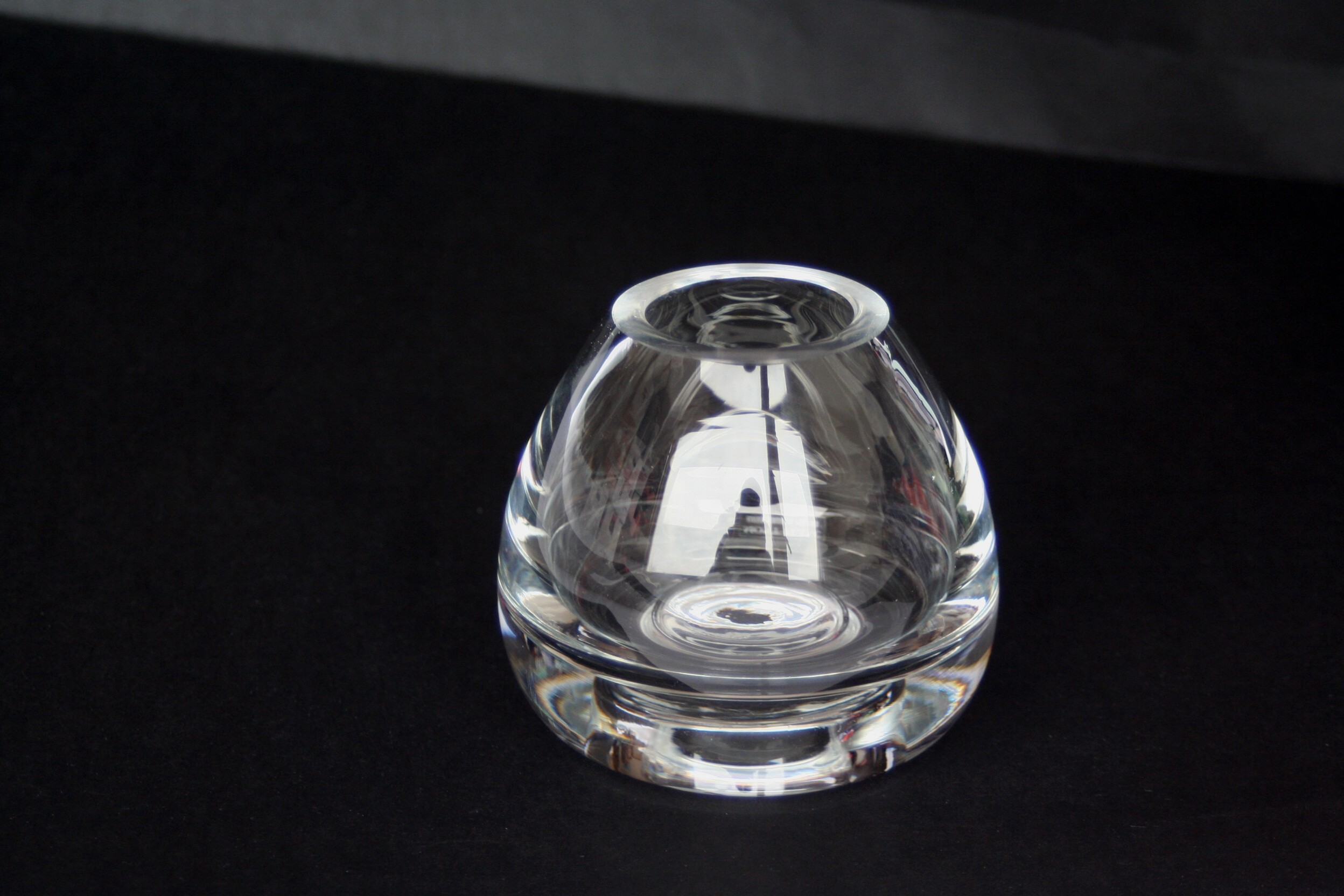 Niet of onleesbaar gesigneerd - vaasje of lichthouder - handgemaakt dik glas - Poland verkocht voor € 1!