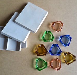 Niet of onleesbaar gesigneerd - Set decoratieve gekleurd glazen Asbakjes - 60-er jaren kopen? Bied vanaf 1!