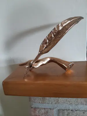 Yves Lohe - Bronzen sculptuur hand met veer kopen? Bied vanaf 150!