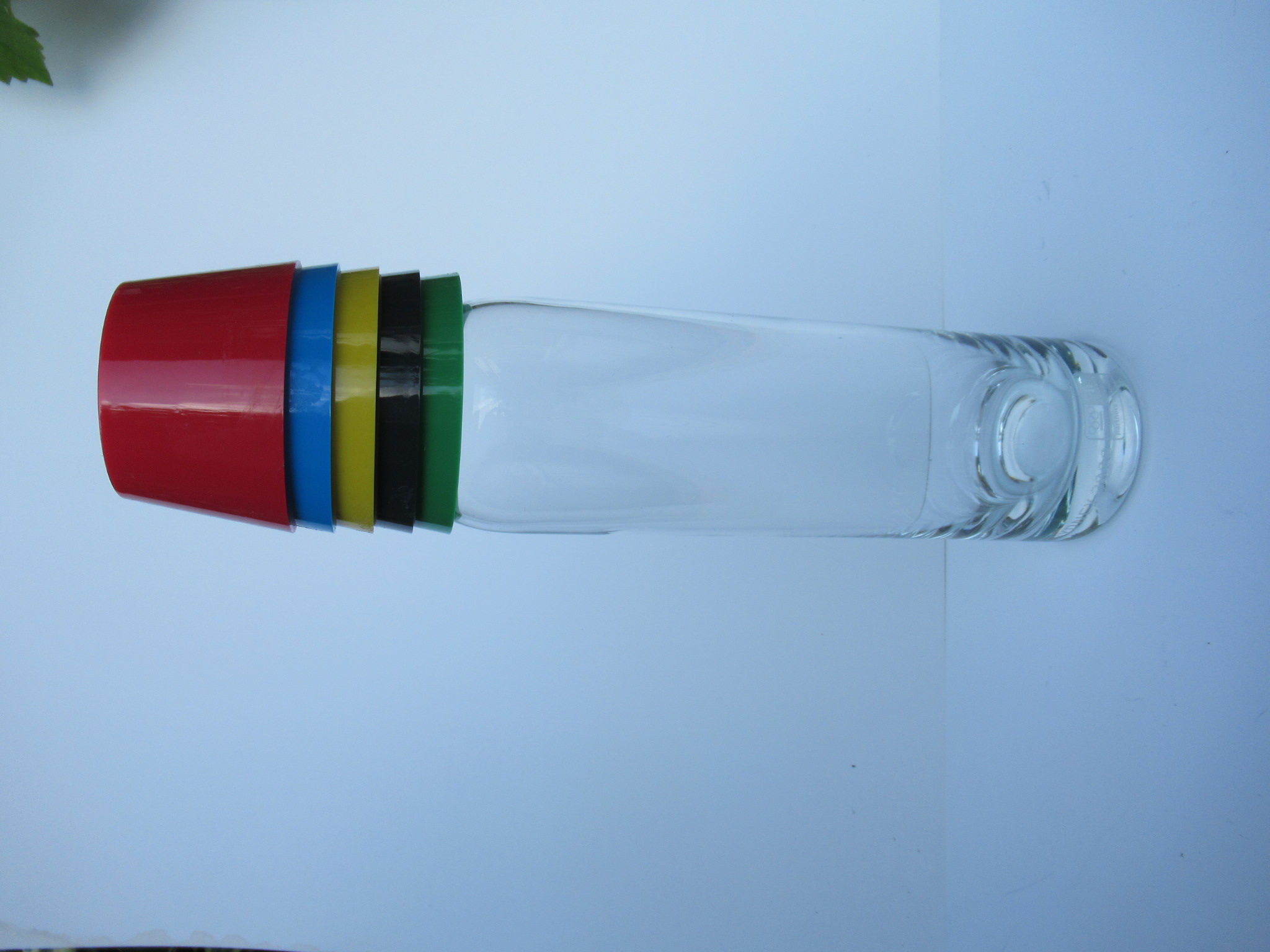 Marcel Wanders - Glazen karaf met 5 plastic bekers in de olympische kleuren verkocht voor € 9!