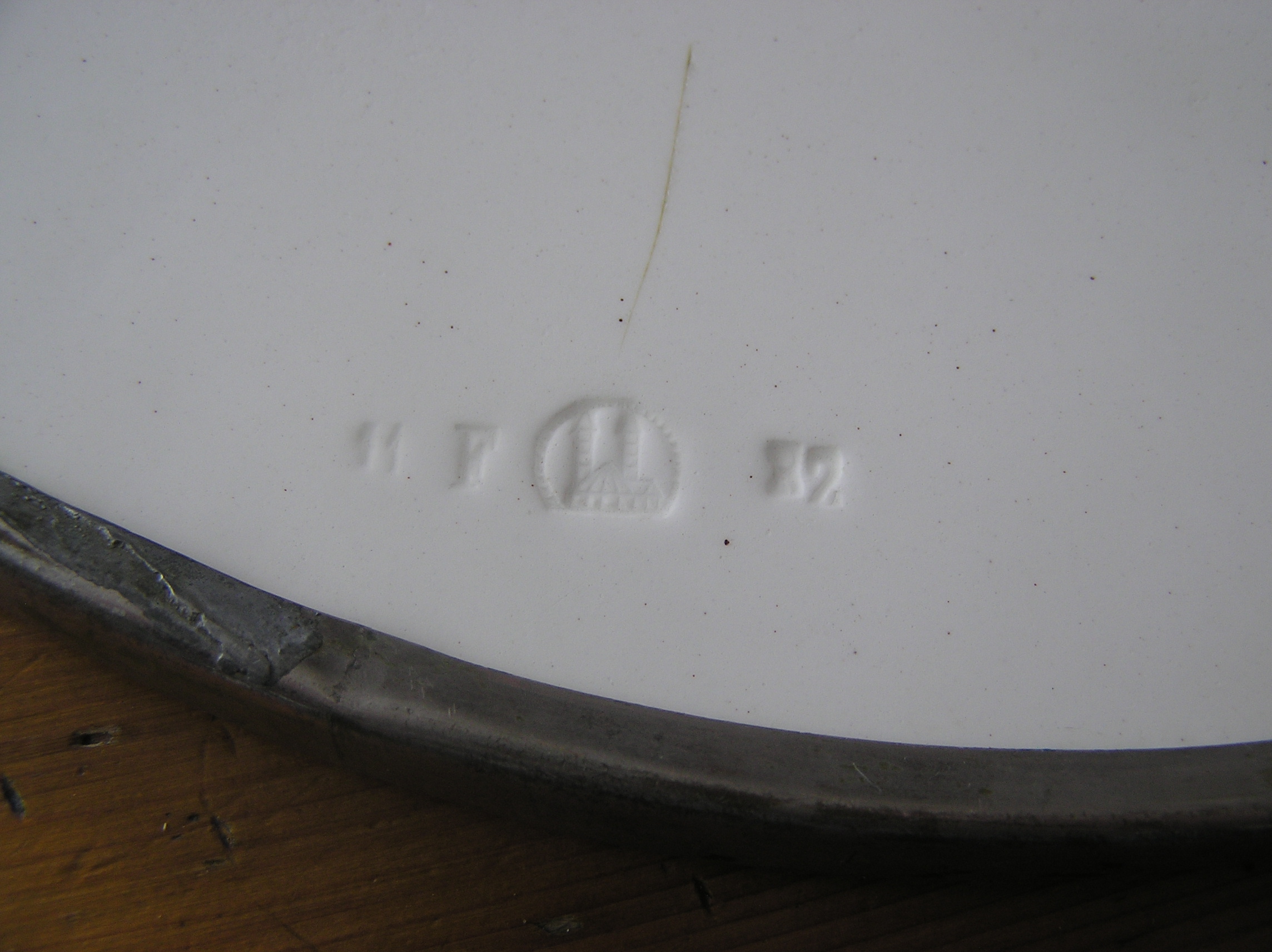 Steengoedfabriek Paetsch -  Bauhaus rond dienblad met geometrisch spuitglazuur decor kopen? Bied vanaf 15!