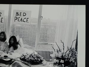Nico Koster - Foto, John Lennon & Yoko Ono - Hilton Hotel tijdens de 'Bed-in for Peace' in '69 kopen? Bied vanaf 175!