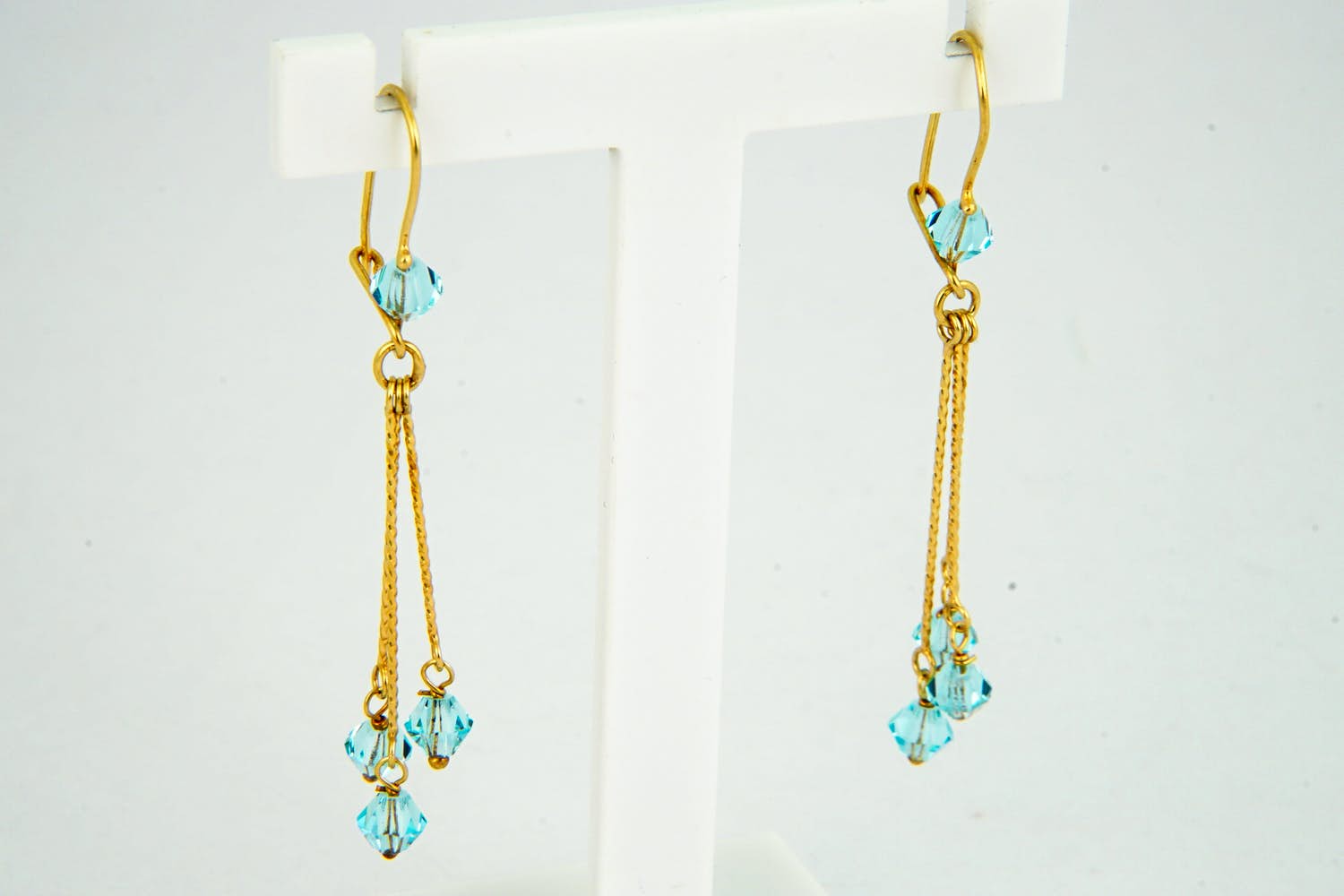 09- Leuke set 14 krt gouden oorsieraden - facetgeslepen lichtblauwe steentjes kopen? Bied vanaf 70!
