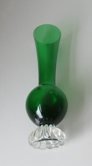 Bo Borgstrom - Twee glazen vintage "Bud" vaasjes in groen en olijfgroen kopen? Bied vanaf 1!