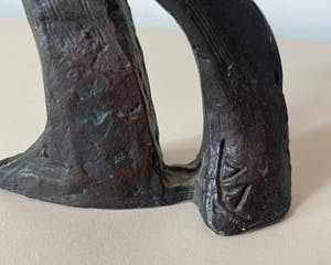 Niet of onleesbaar gesigneerd - Verbronsd abstract beeld van twee dansende of feestende figuren kopen? Bied vanaf 1!