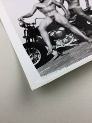 Robert Mizer - Models posing on motorbike kopen? Bied vanaf 100!