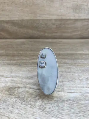 Zilveren ring met parelmoer en zirkonia. kopen? Bied vanaf 25!