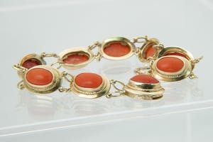 2033-Geelgouden Vintage 14krt armband met ovaal cabuchon geslepen bloedkoralen kopen? Bied vanaf 280!