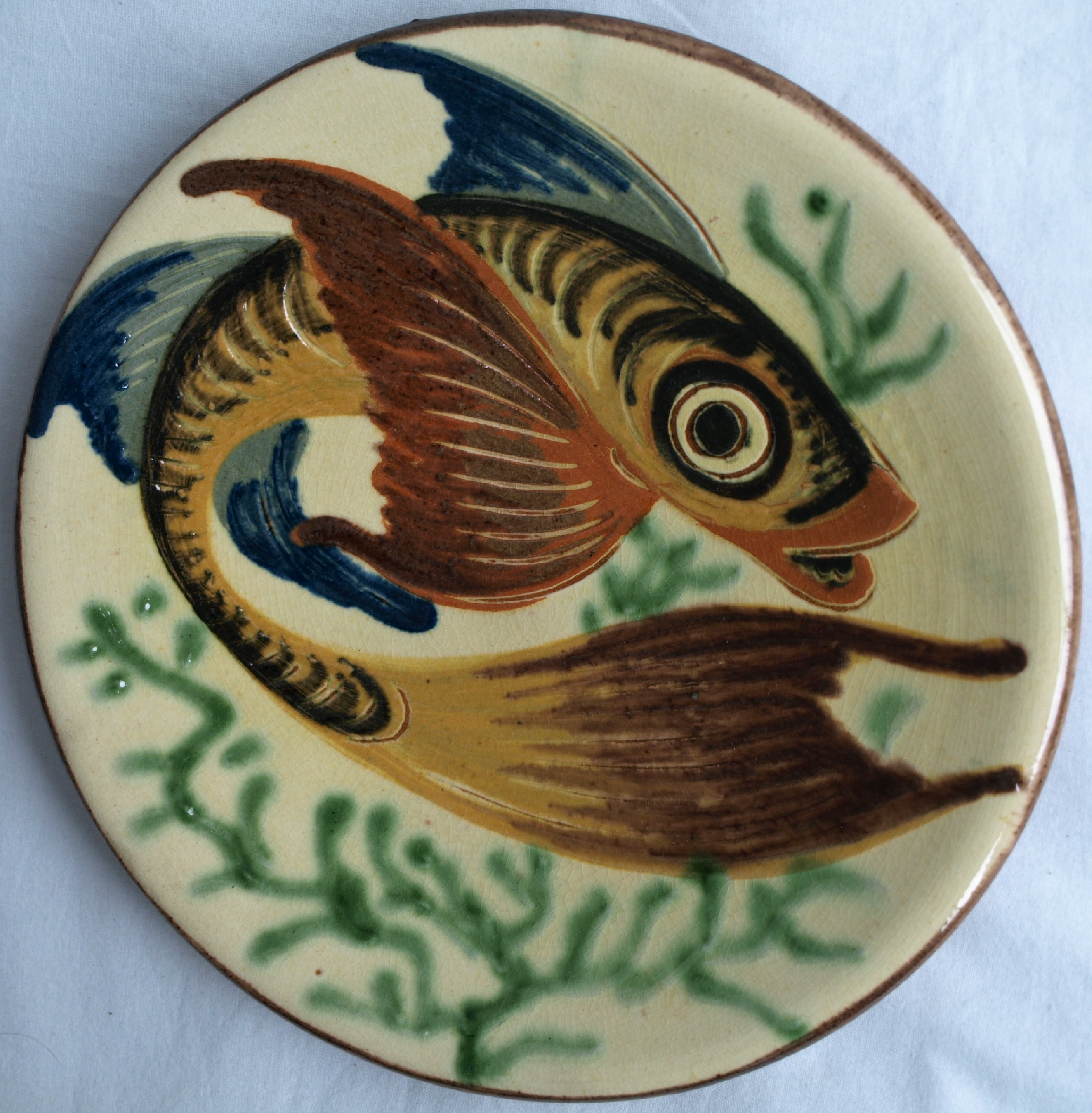 Niet of onleesbaar gesigneerd - Aardewerk, Bord , Vis – gesigneerd  verkocht voor € 6!