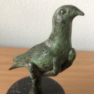 Brons (Onbekend) - Prachtig bronzen beeldje van " DUIF IN HAND " kopen? Bied vanaf 65!