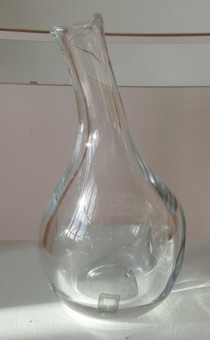 Niet of onleesbaar gesigneerd - Dikwandige vrij gevormde blank glazen vaas Fragile van JDC kopen? Bied vanaf 10!