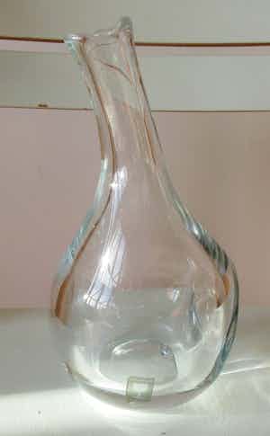 Niet of onleesbaar gesigneerd - Dikwandige vrij gevormde blank glazen vaas Fragile van JDC verkocht voor € 10!