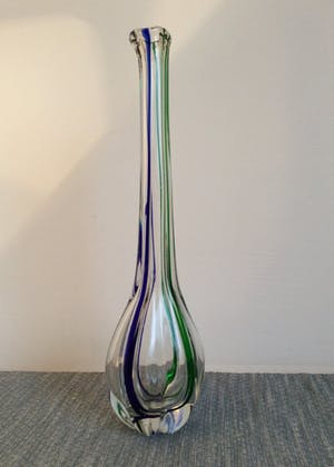 Niet of onleesbaar gesigneerd - vaas met groene en blauwe lijnen kopen? Bied vanaf 1!